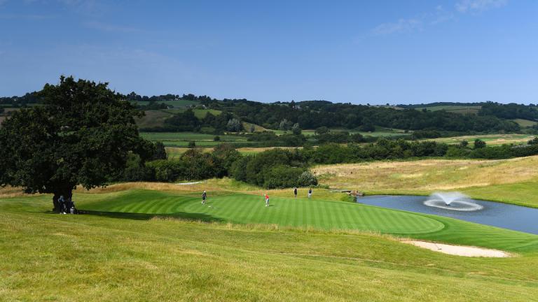 Golygfa ar draws cwrs golff Gwesty'r Celtic Manor, Casnewydd, De Cymru