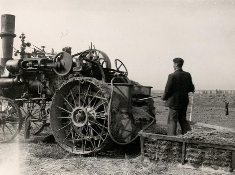 「1955年頃のトレレウ－Hen injan ddyrnu（古い脱穀機）」