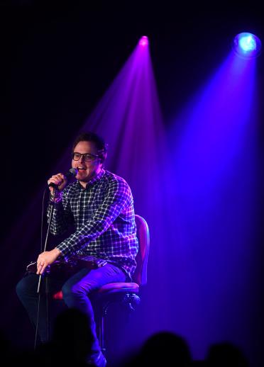 Komiker auf der Bühne, Machynlleth Comedy Festival