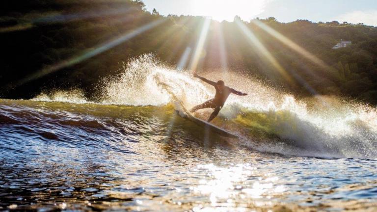 surfer avec le soleil qui brille, Surf Snowdonia