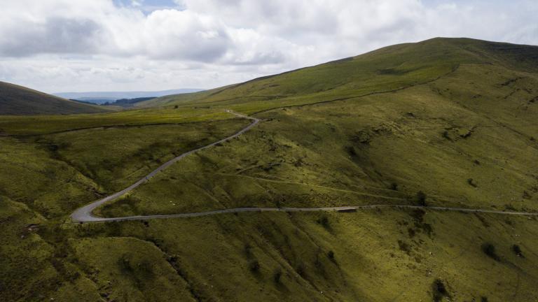 Vista de la curva cerrada en la carretera de montaña, codo del diablo, Sarn Helen, Brecon