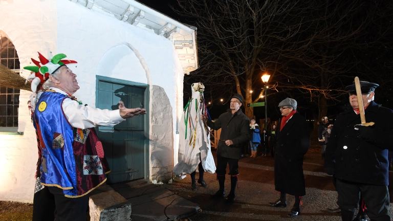 Mari Lwyd und Tänzer.