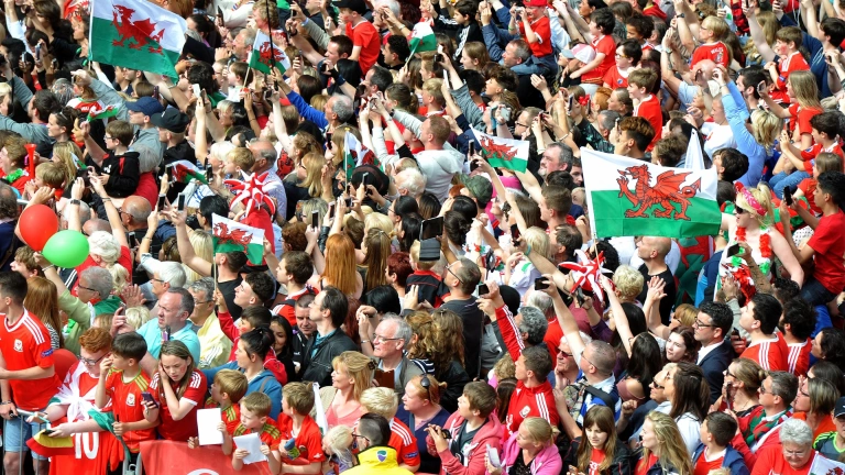 Une foule de fans de football du Pays de Galles.