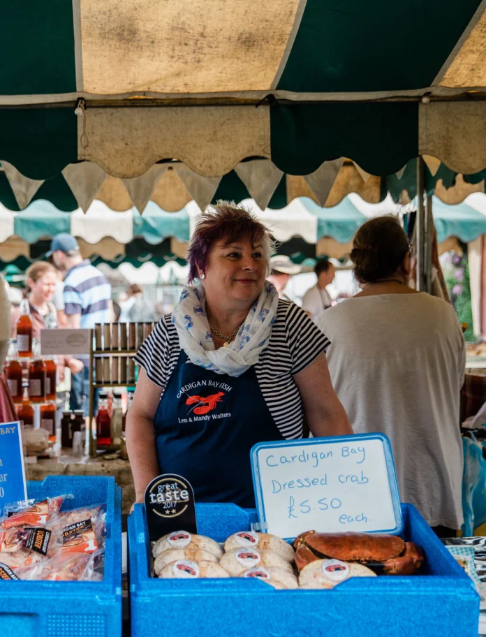 Mandy an ihrem Stand auf dem Fischmarkt