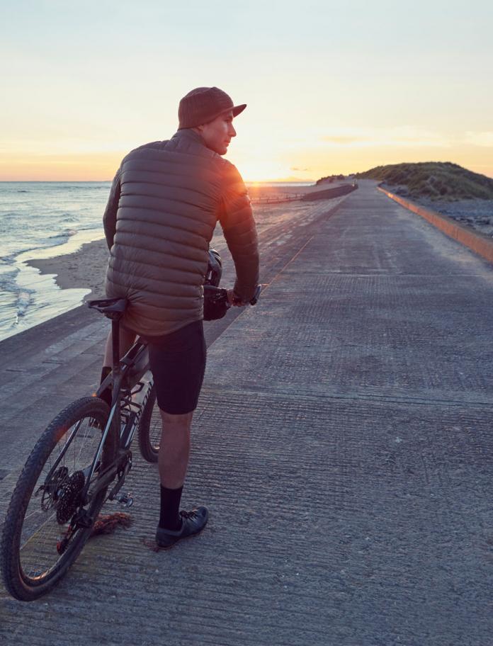 日が沈み始めるバーマスで自転車に乗る男性