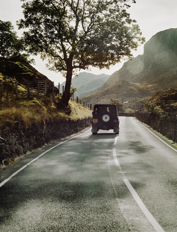 4x4 fährt von der Kamera weg durch Snowdonia