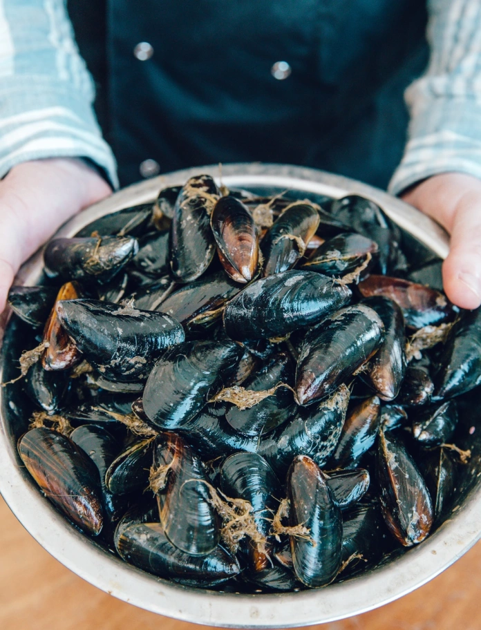 Un grand bol de moules.