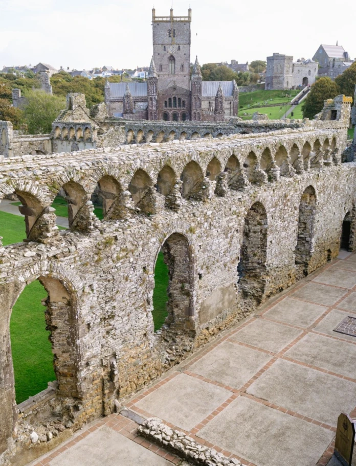 Una serie de ruinas de antiguos castillos con una gran catedral en el fondo