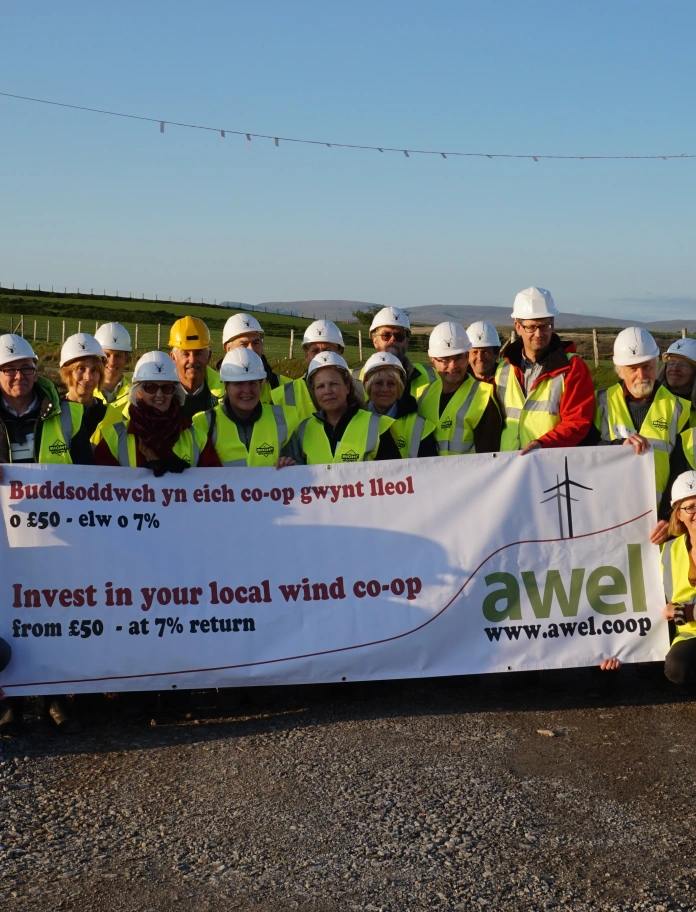 Membres de la ferme éolienne Awel Co-op visitant le site pendant la construction de la ferme éolienne communautaire