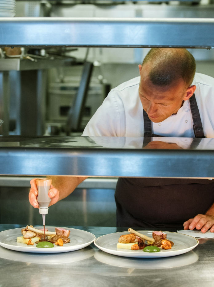 Chef Hywel Griffith en el pase en su restaurante Gower, Beach House.