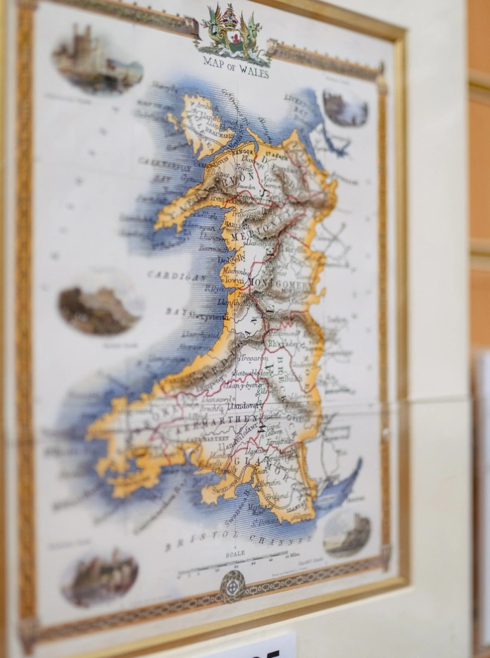 Une carte sur un mur.