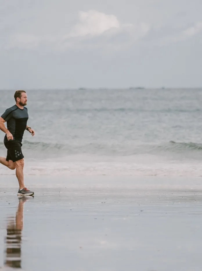 Shane Williams corriendo por la playa.