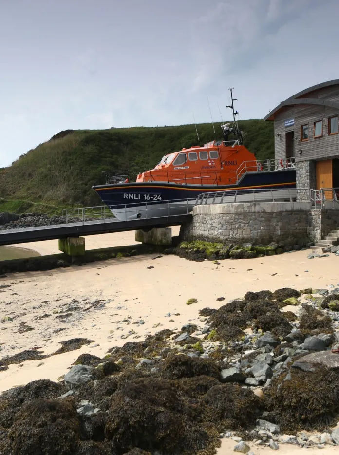 Un canot de sauvetage juste à l’extérieur de la station, en haut de la rampe, partant vers la mer.