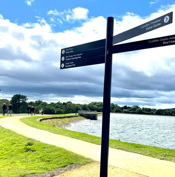 A signpost in front of the reservoir.