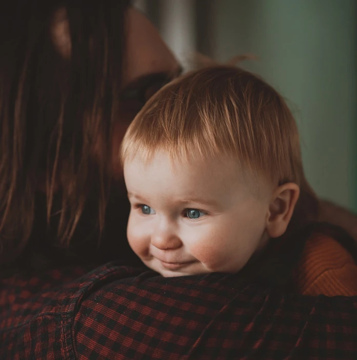 Un père et sa petite fille partageant un cwtsh. Le père tourne le dos à l’appareil