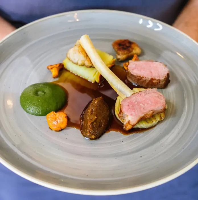 Un plat d’agneau joliment présenté