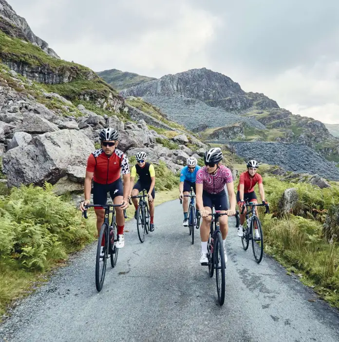 Un groupe de personnes faisant du vélo à travers les montagnes