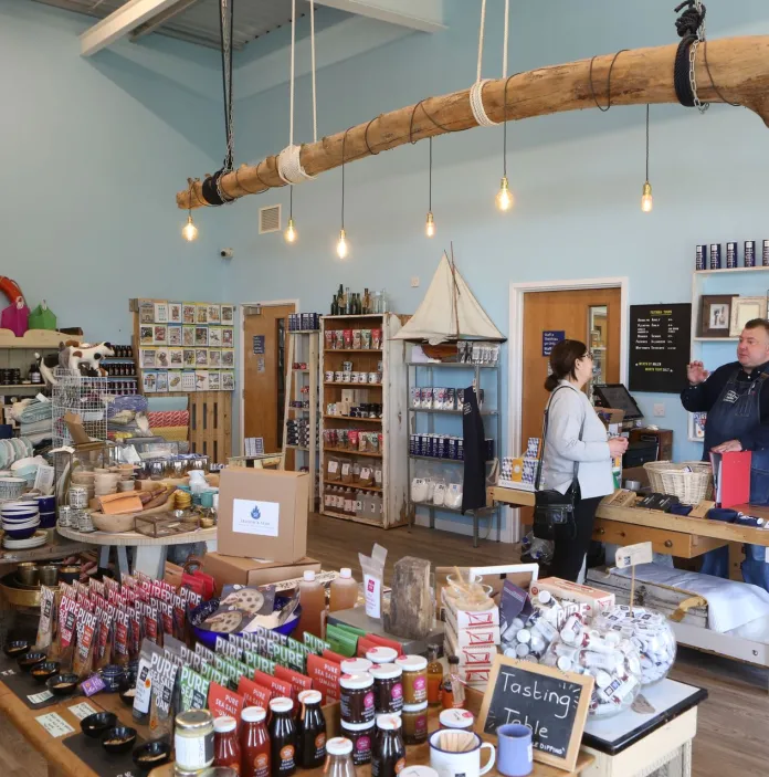 L’intérieur de la boutique vendant des produits locaux