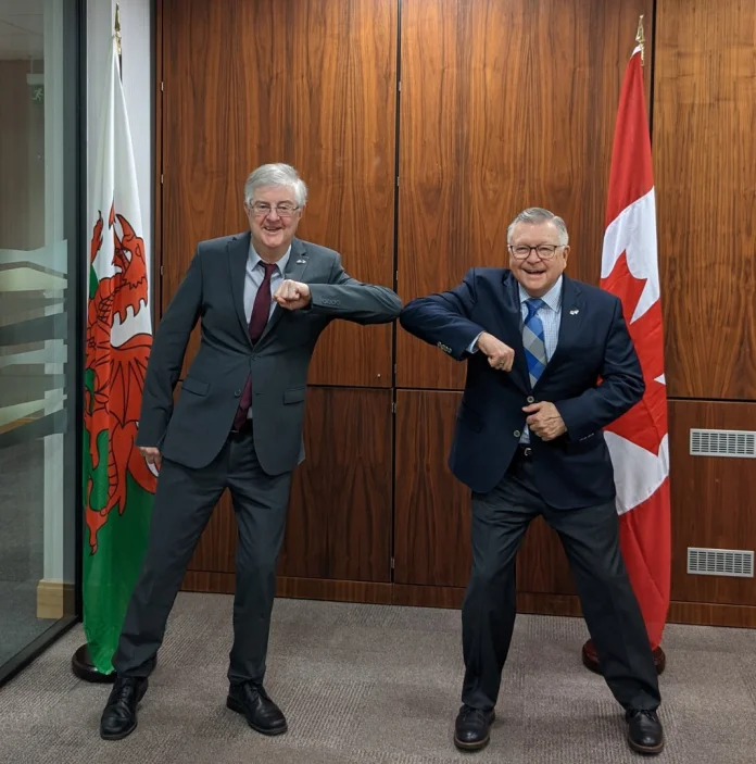 Photograph of the First Minister and the Canadian High Commissioner to the United Kingdom