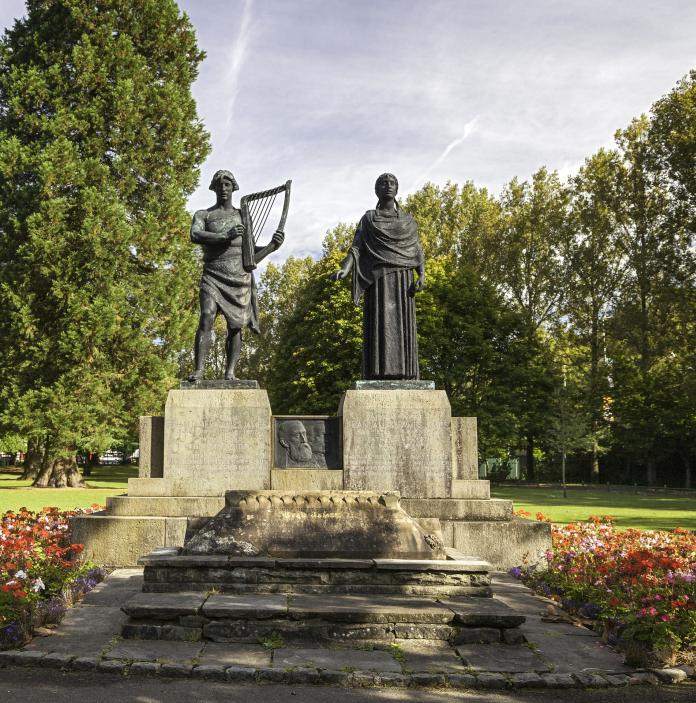Das Denkmal für Evan James und James James im Ynysangharad Park
