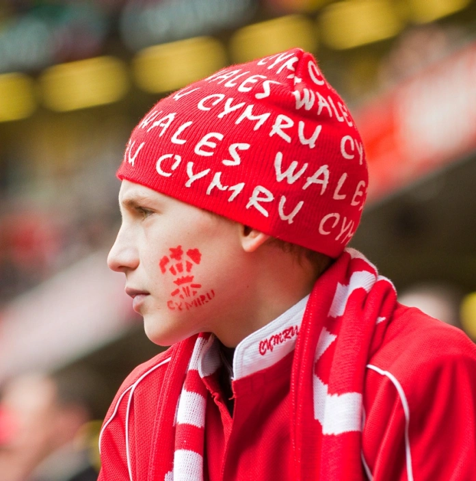 Ein kleiner Junge in der Kleidung eines walisischen Rugby-Fans.