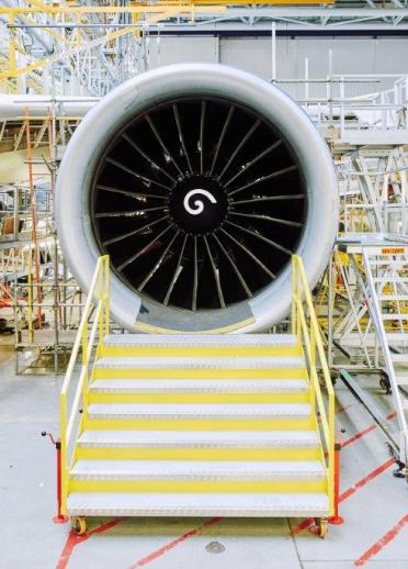 Ein Flugzeugmotor wird hergestellt, British Airways Airbus Flugzeugwartung, Cardiff BAMC, Flughafen Cardiff
