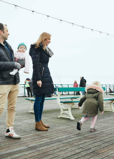 Famille de Forrester-Paton marche sur la jetée de Penarth