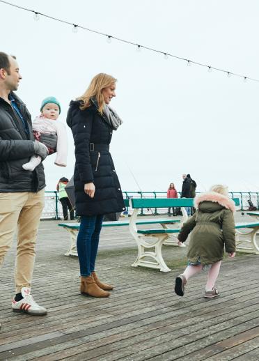 Forrester-Paton Familie gehen auf Penarth Pier