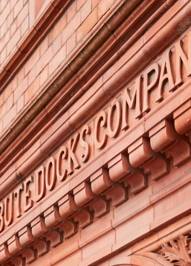 Maçonnerie extérieure du bâtiment Pierhead dans la baie de Cardiff portant les mots «Bute Docks Company»
