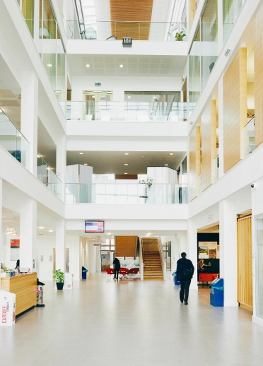 Intérieur de l’Université de Cardiff Hadyn Ellis bâtiment