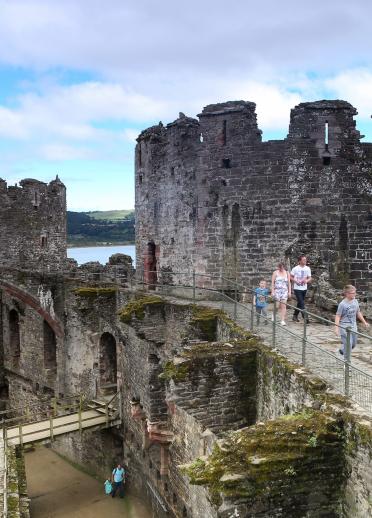 personnes marchant le long du mur, Conwy Castle