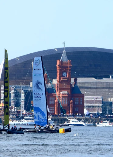 Equipos Volvo Ocean Race compitiendo frente al centro de Gales Millenium, Cardiff Bay
