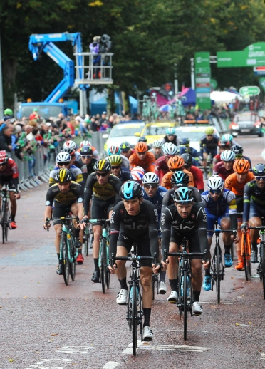 grupo de ciclistas en carrera