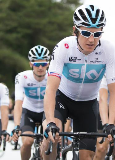 Geraint Thomas y el equipo Sky compitiendo en la carrera ciclista Tour of Britain 2018 por Gales