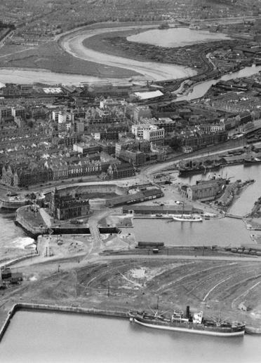Image aérienne en noir et blanc des Docks de Cardiff 