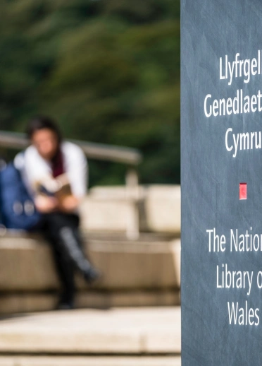 señal de pizarra bilingüe 'Llyfrgell Genedlaethol Cymru' 'The National Library of Wales'.