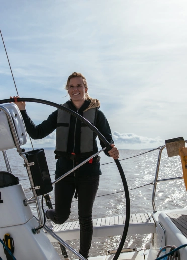 Hannah Mills dirigeant son yacht.