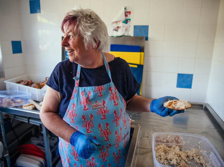 Mandy Walters bereitet Krabbenfleisch-Cardigan Bay vor