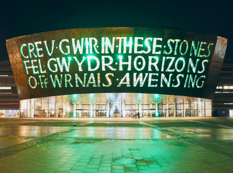 Canolfan Mileniwm Cymru yn nighttime