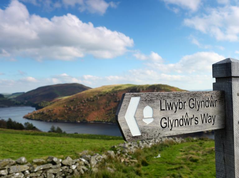 Poste indicador, embalse de Clywedog, a pie de camino de Glyndwr