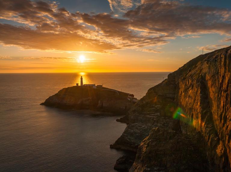 South Stack Leuchtturm bei Sonnenuntergang, Anglesey.