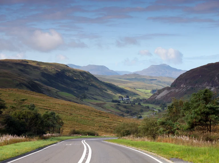 Die Landschaft Snowdonias, bergige Strecke – Aufnahme von der Mitte der Straße aus.