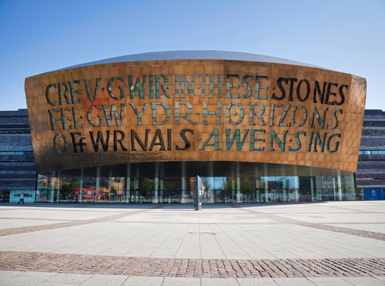 Außenseite des Wales Millennium Centre zeigt zweisprachige Inschrift