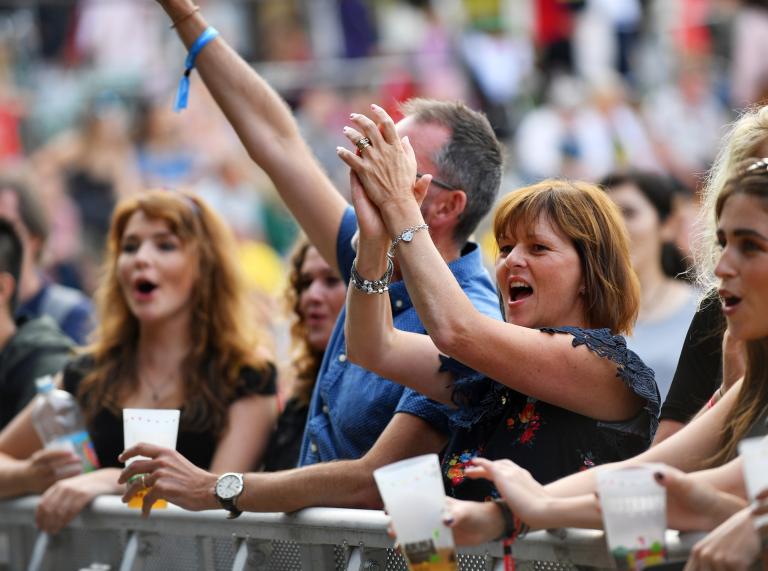 Gente disfrutando de un concierto en el Eisteddfod nacional