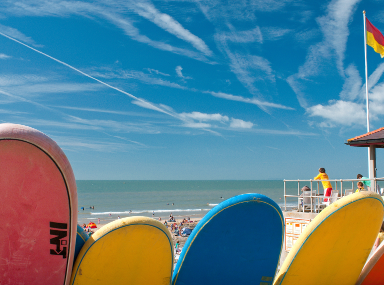 Sauveteur (avec planches de surf au premier plan), la station Rest Bay, Porthcawl