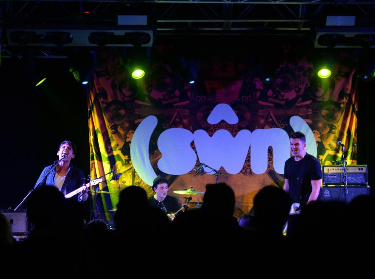 Band auf der Bühne beim Sŵn Festival