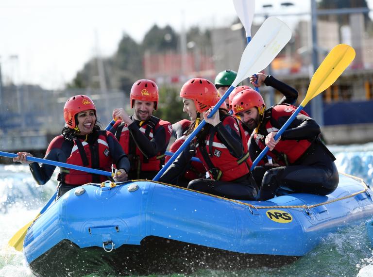 Grupo de personas en balsa en aguas blancas Cardiff internacional