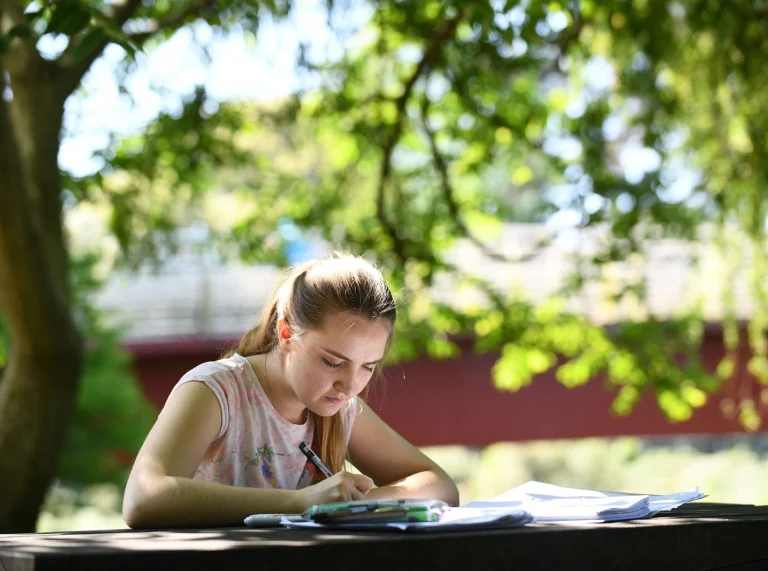 Fille étudiant sur un banc dans le parc de Bute, Cardiff