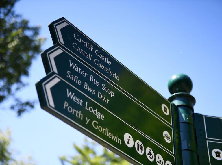 Bilingual sign post in Bute Park, Cardiff
