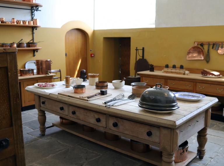 Cocina con gran mesa de roble dentro del Museo Nacional de historia de St. Fagans